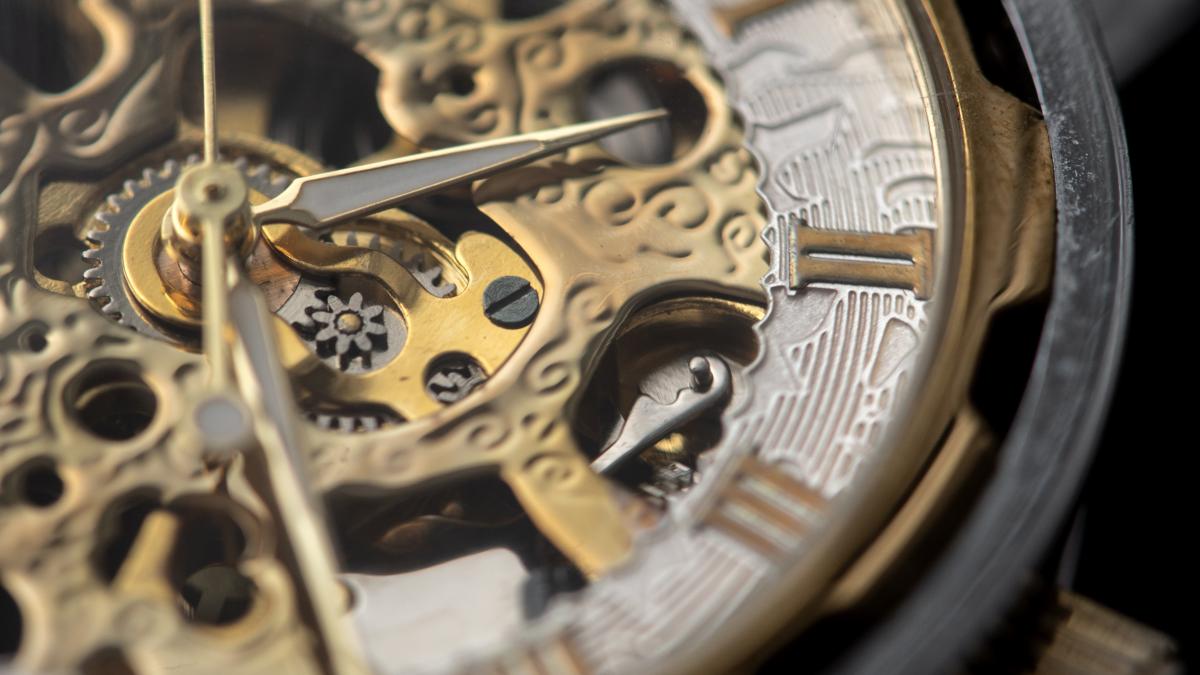 close-up-clock-with-time-change_96902700