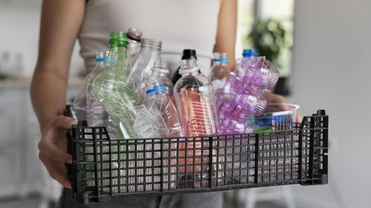 reciclarea-sticlelor-de-plastic_08244400