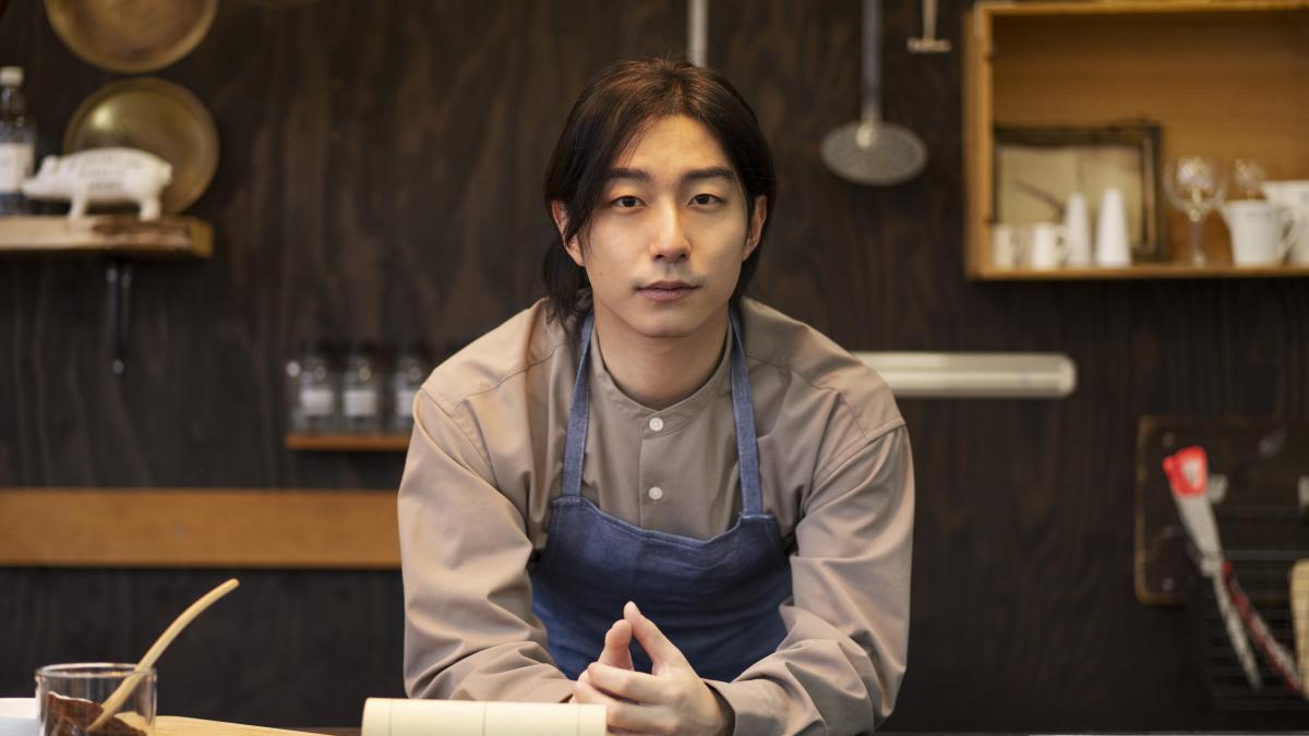 japanese-man-posing-restaurant_21121700