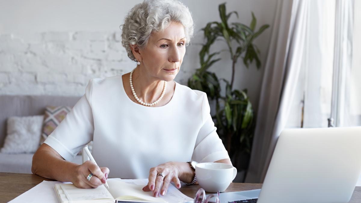 portrait-senior-businesswoman-working-indoor_02508800