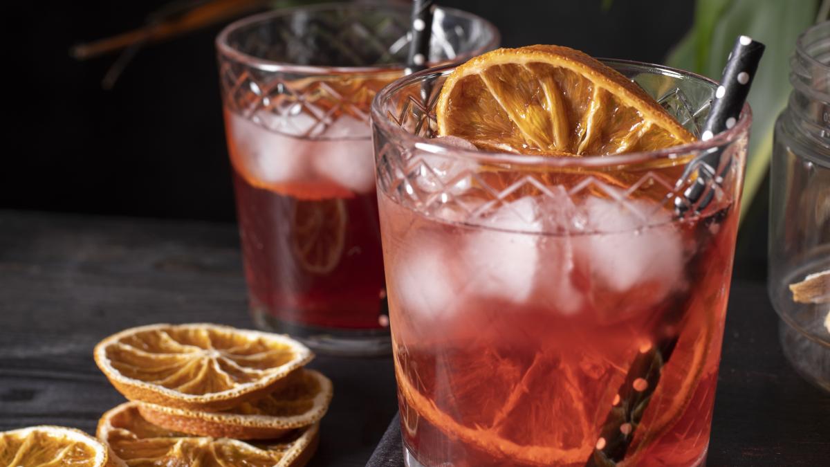 blend-cocktails-glasses-with-orange-fruit_09275200
