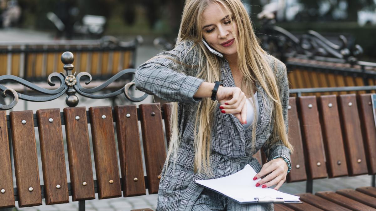 elegant-businesswoman-sitting-bench_81819200