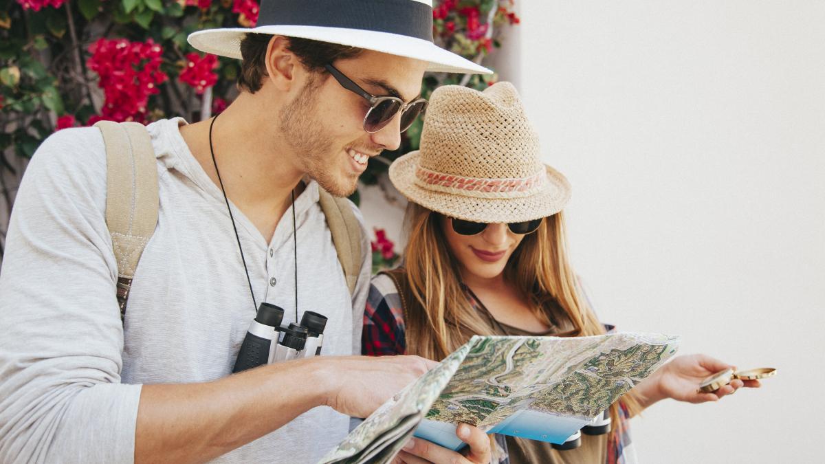 travelers-searching-map_09338600