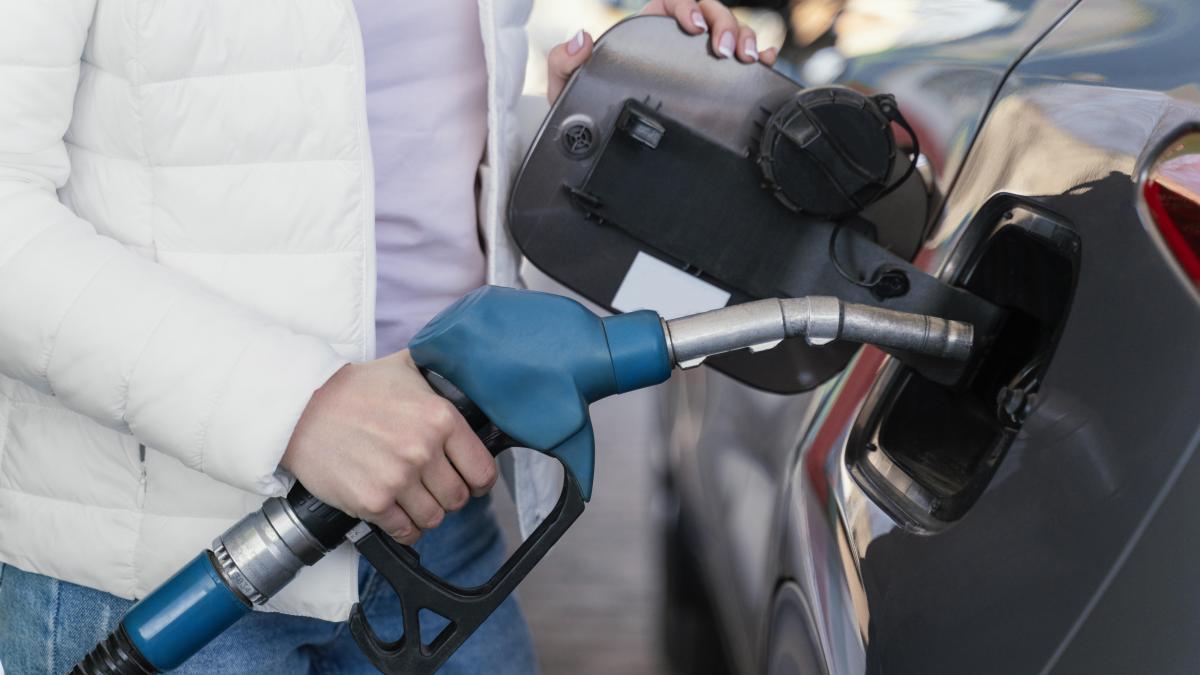 woman-filling-up-car-gas-station-2_95197800