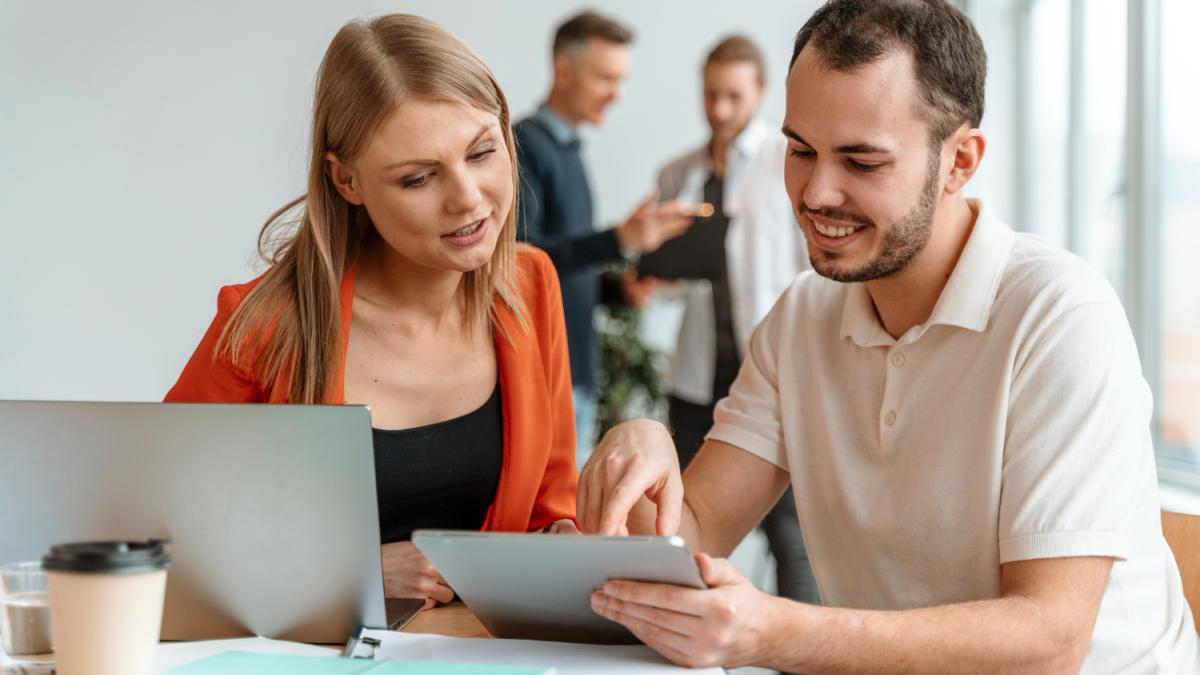 afaceri-femeie-barbat-tineri_96664600