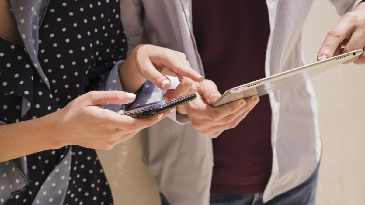 close-up-couple-pointing-something-digital-tablet_01470100