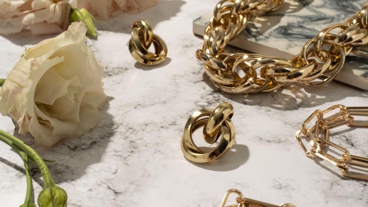 display-shiny-luxurious-golden-chain_37821400