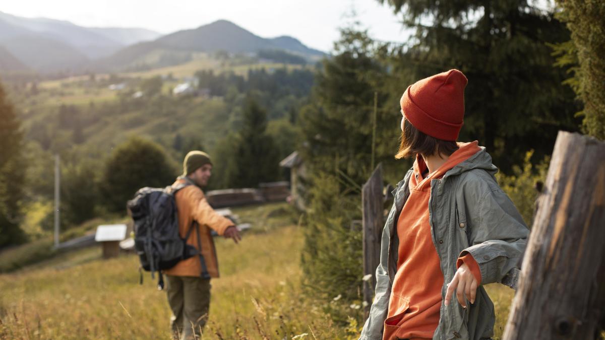 rural-travelers-exploring-surroundings-together_36600800