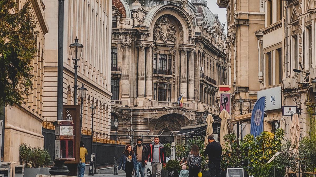 strada-bucuresti-oameni_88503200