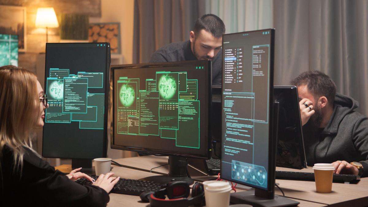 female-hacker-with-her-team-cyber-terrorists-making-dangerous-virus-attack-government_04007000