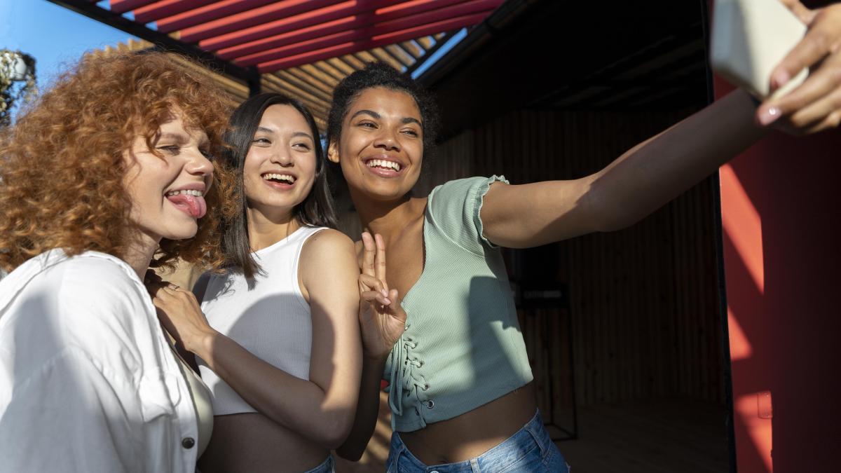 happy-women-taking-selfie-medium-shot_03534200