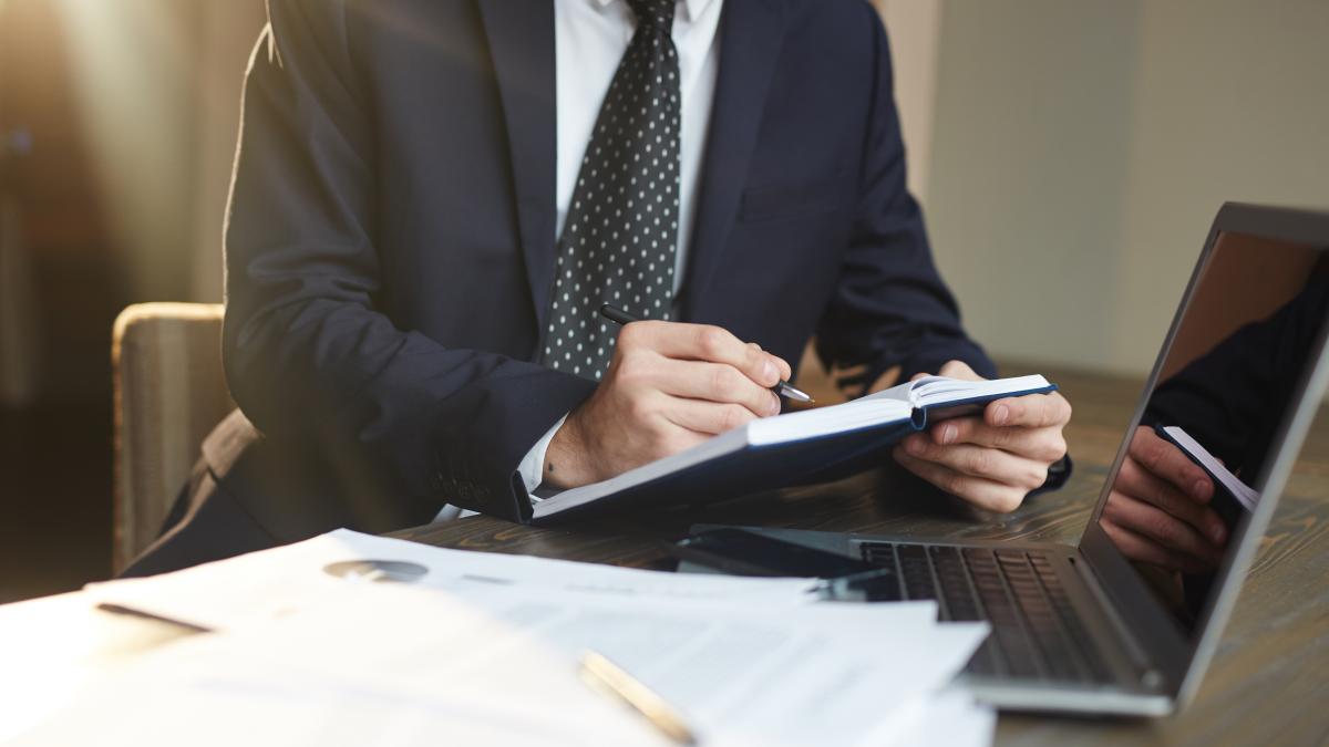 successful-businessman-working_81255400