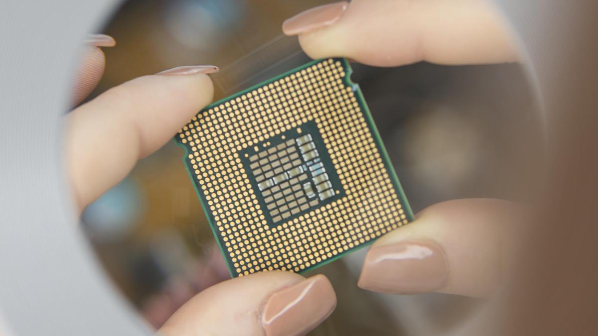 close-up-hands-having-chip_79179200