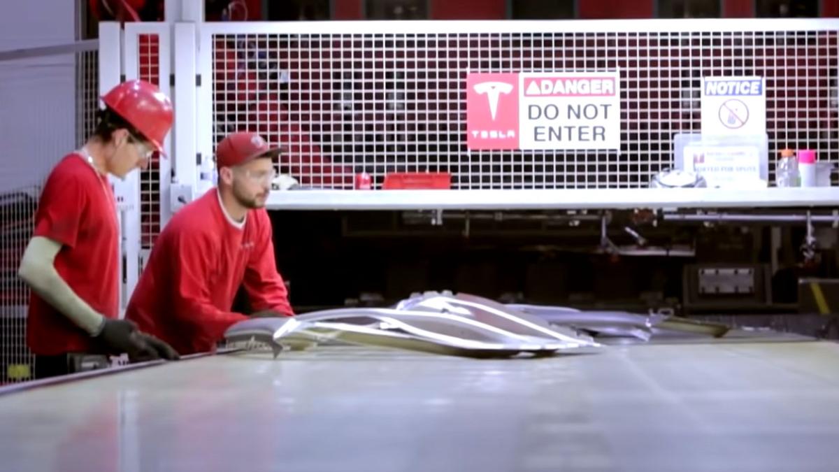 tesla-muncitori_84711000