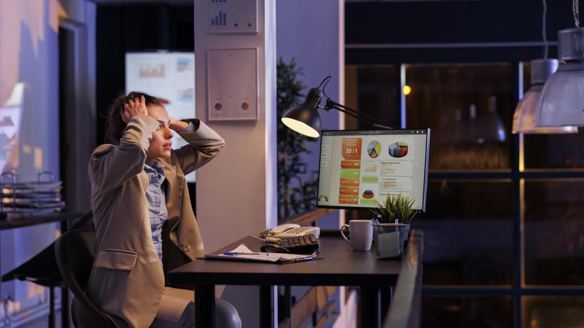 irritated-nervous-executive-manager-having-mental-breakdown_85310800