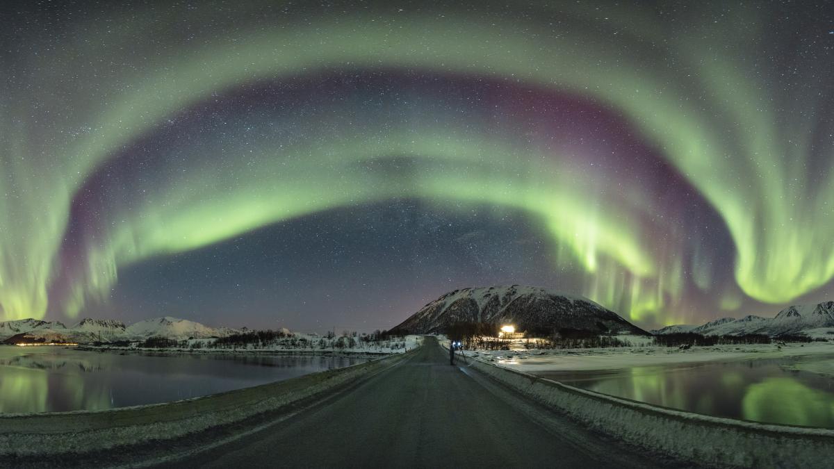 panorama-colors-creating-vault-bridge-surrounded-by-winter-wonderland_51816200