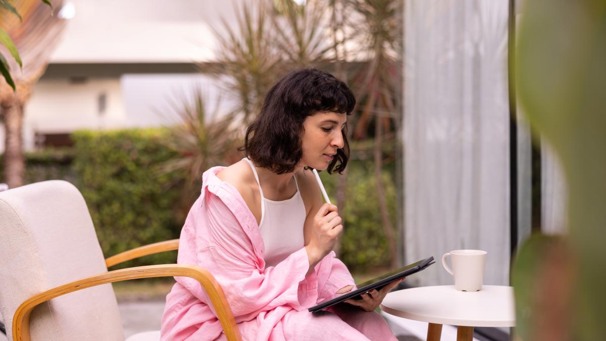 business-caucasian-young-brunette-girl-looks-screen-tablet-holding-her-hands-sitting-outdoors-concept-selfdevelopment_65393400