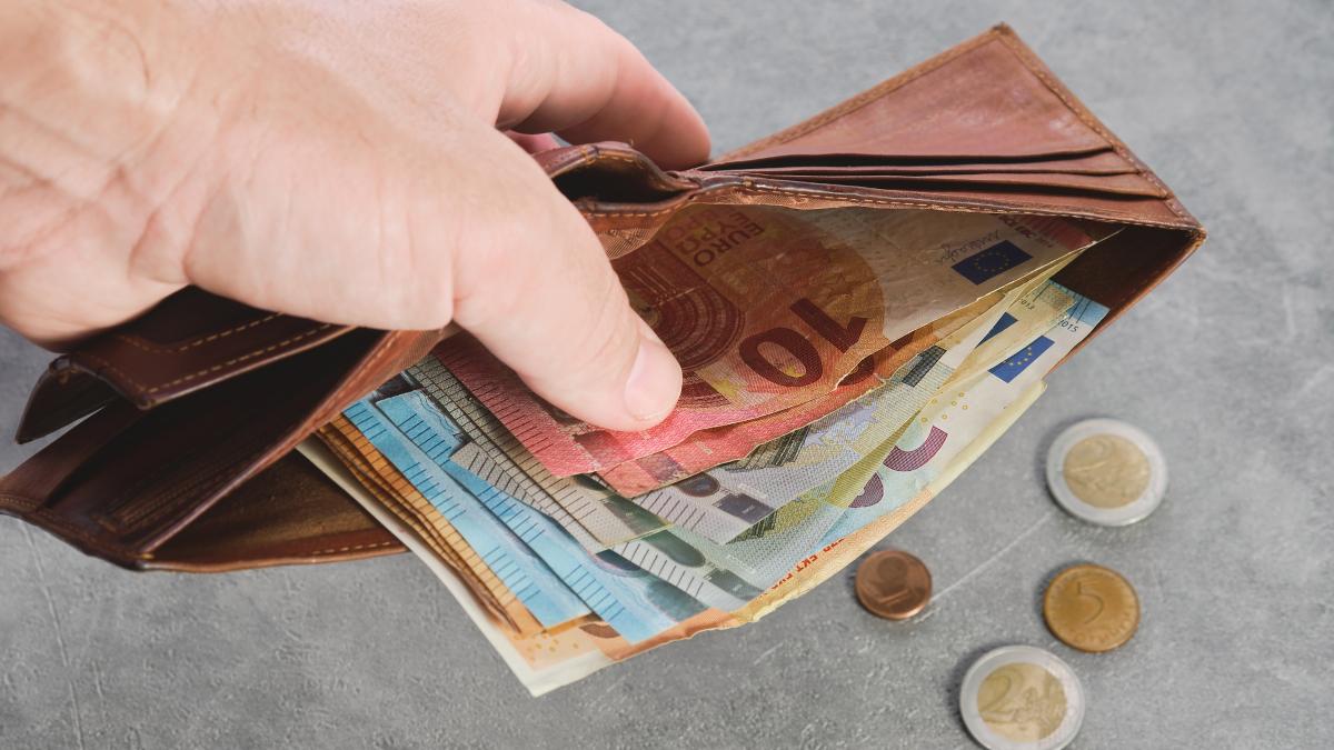 senior-man-holds-wallet-with-euro-banknotes-his-hand-euro-banknotes-wallet-wallet-with-money-man-s-hand-background-idea-paying-taxes-buying-paying-services_42717500