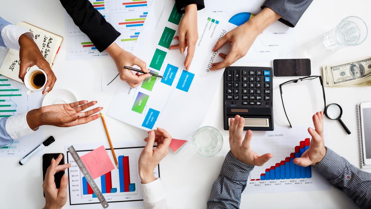 businessmen-hands-white-table-with-documents-drafts_23409800