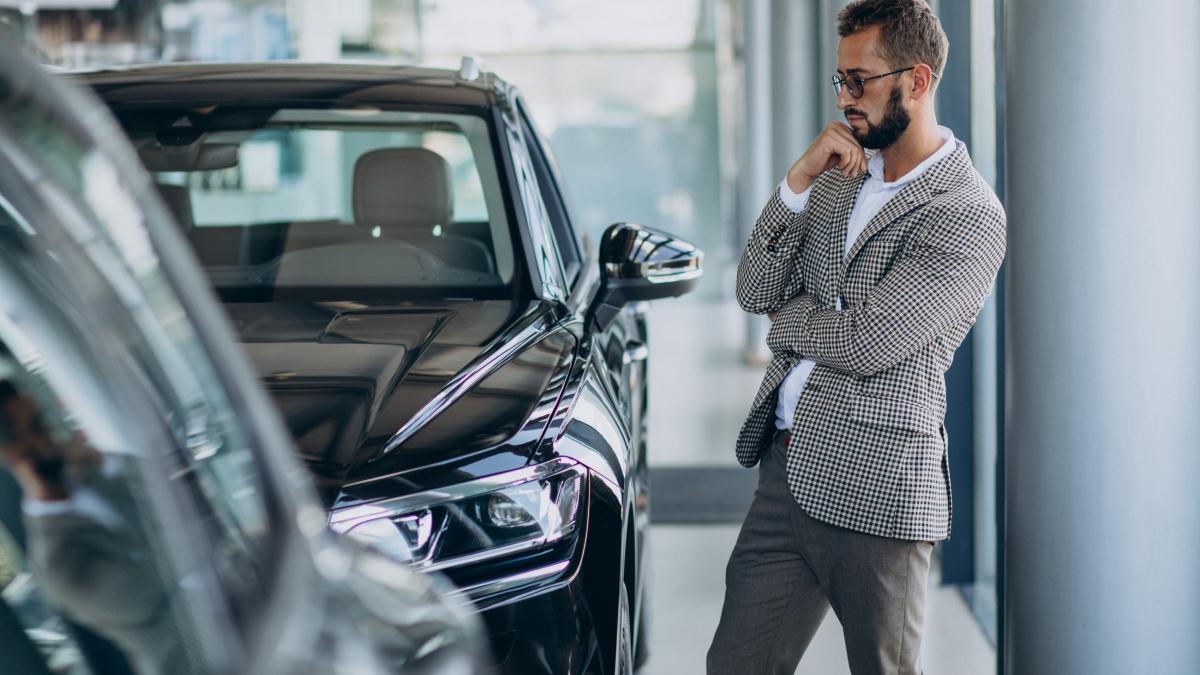 business-man-choosing-car-car-showroom_69940100