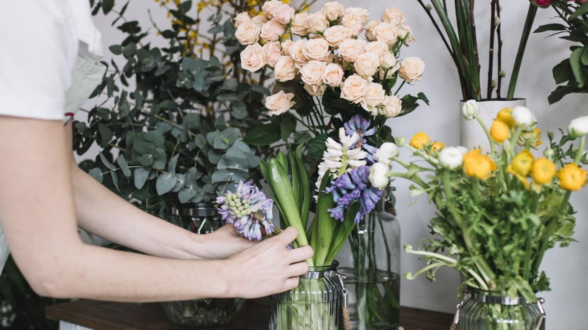 crop-woman-arranging-flowers-shop_89519900
