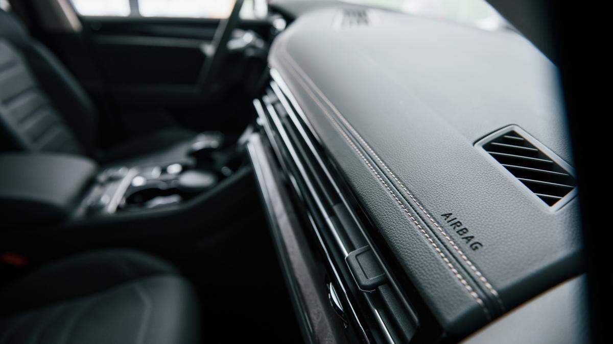 place-airbag-close-up-view-interior-brand-new-modern-luxury-automobile_86631100