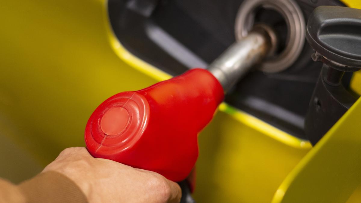 high-angle-man-gas-station-1_88213900