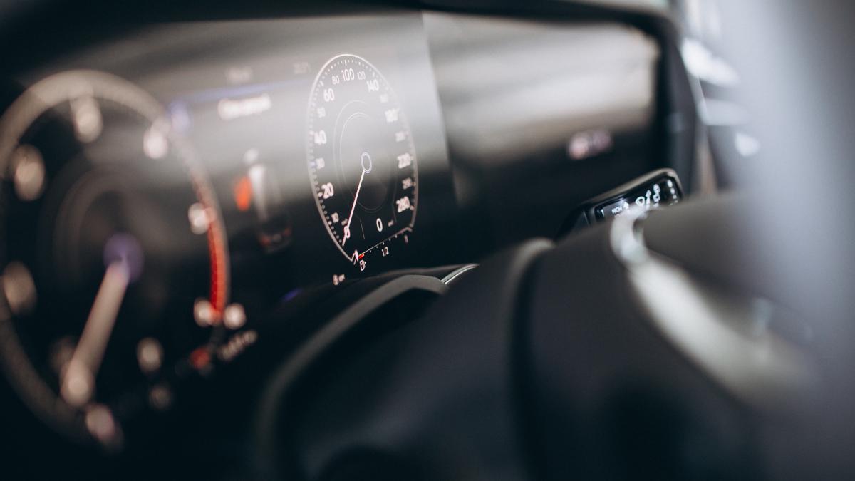 car-dashboard-wheel-close-up-1_02101300