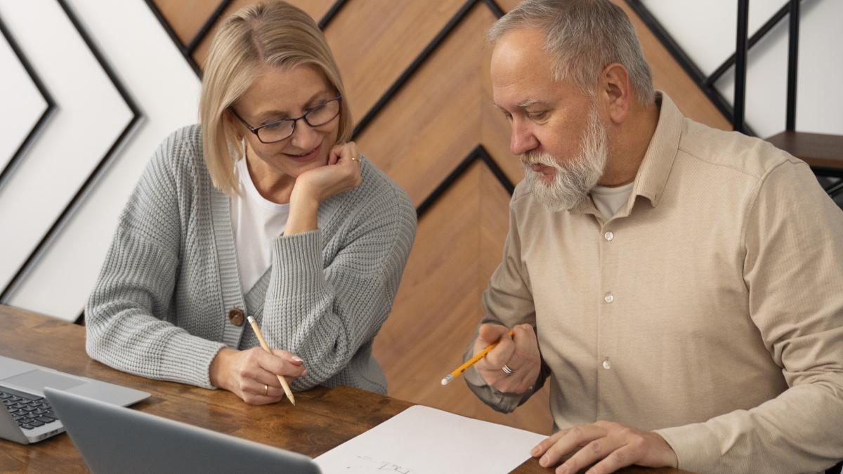 senior-people-school-class-with-laptop-computer_25952600