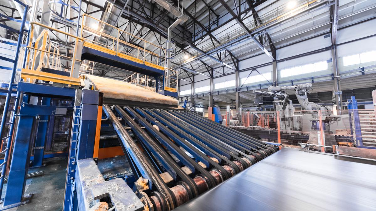 modern-operational-plant-equipment-assembly-line-producing-fiberglass-batt-heavy-industry-machinery-metalworking-workshop-concept_64557900