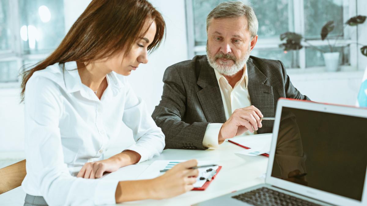 o-femeie-si-un-barbat-la-birou_13511300