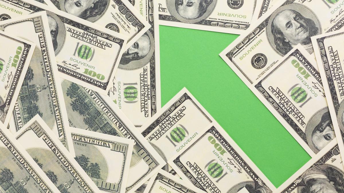 top-view-arrow-showing-increase-with-banknotes_81935900