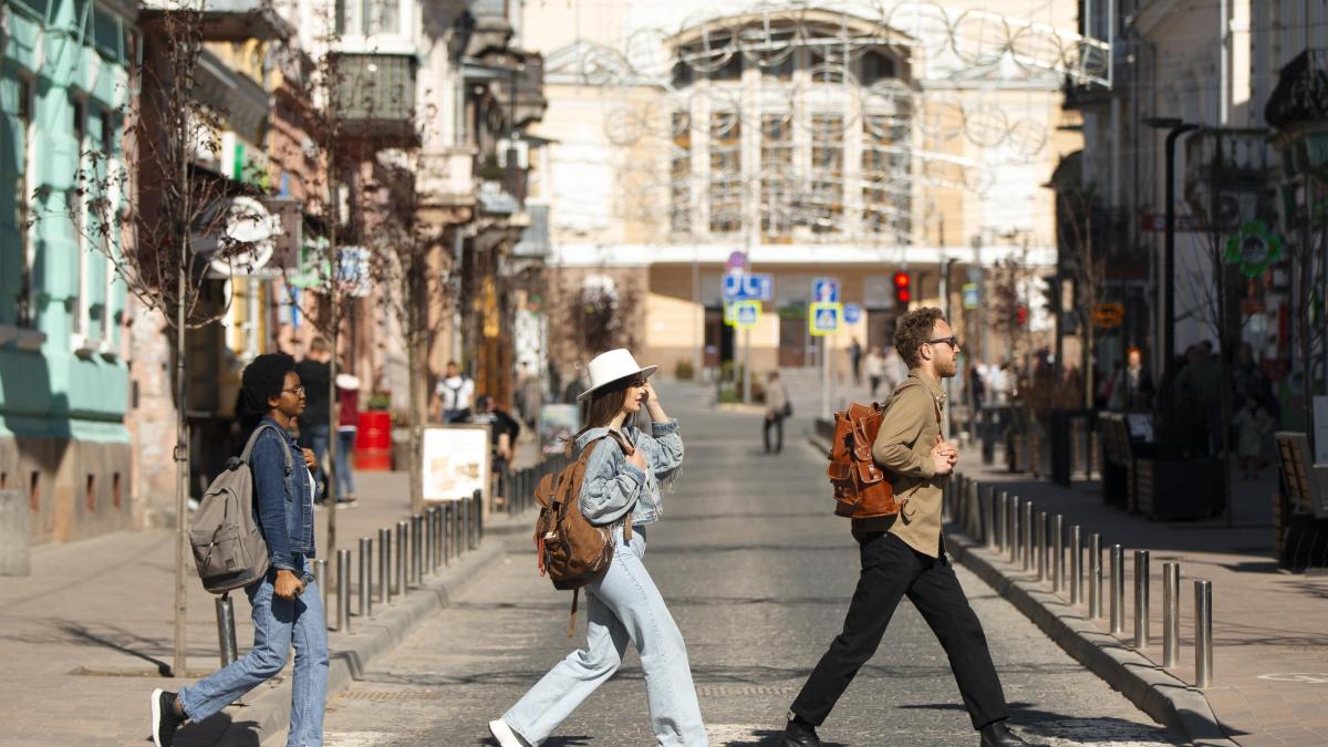 full-shot-people-traveling-together_50164000