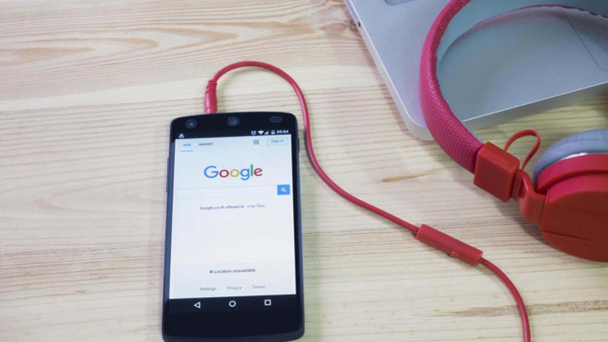 mobile_phone_opened_google_application_1421_1751_59447000