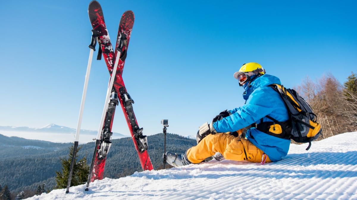 professional-skier-sitting-mountain_32628400