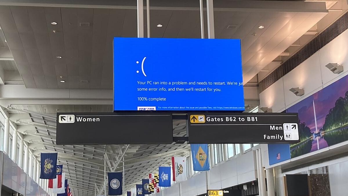 1024px-dulles_airport_crowdstruck_53867936421_61653500