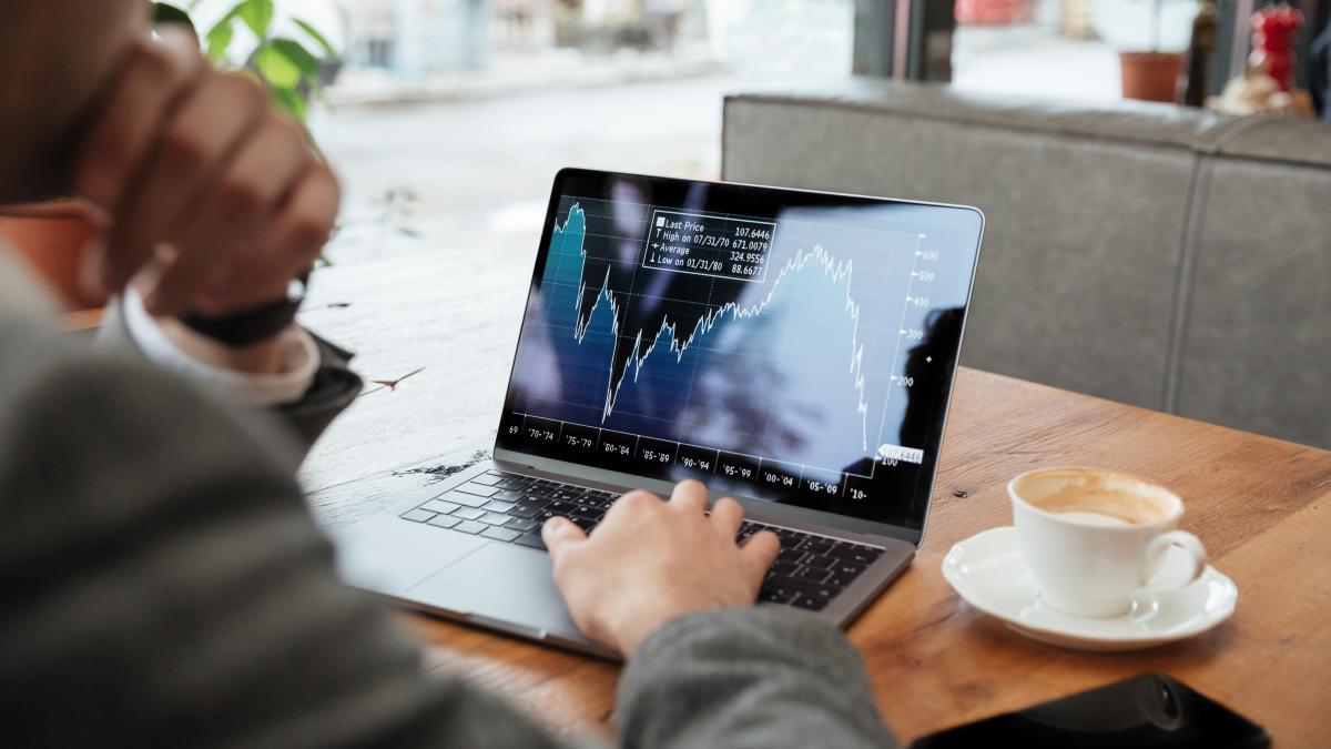 cropped-image-businessman-sitting-by-table-cafe-analyzing-indicators_31785400