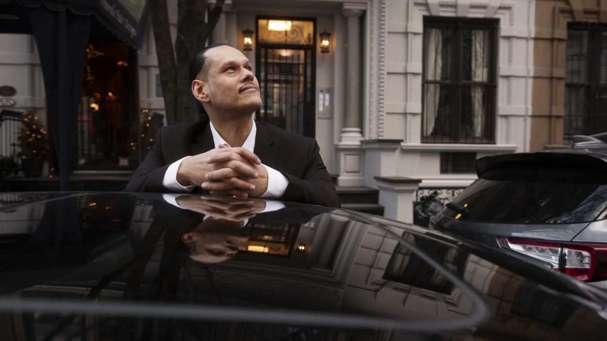 taxi-driver-getting-ready-customer_79718400