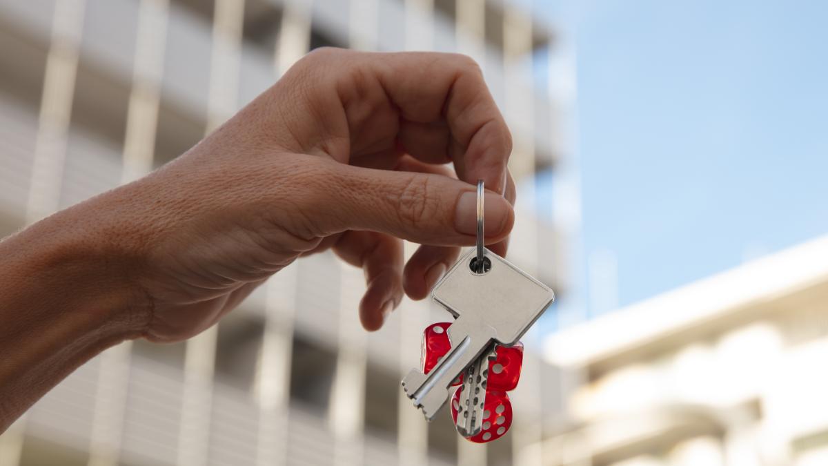 hand-holding-keys-outdoors-1_58213400