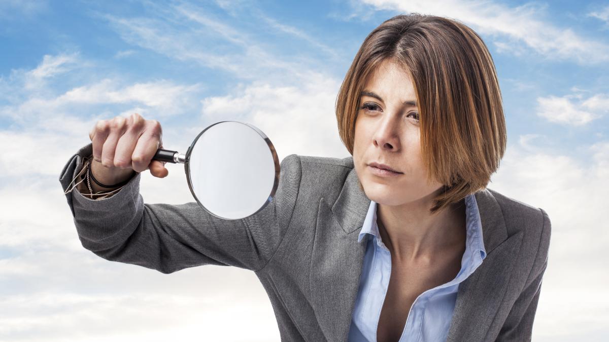 shirt-outdoor-expressive-magnifying-watching_23073100