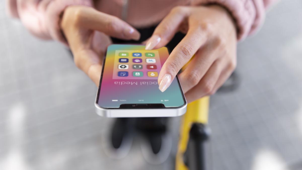 close-up-hands-holding-phone-with-apps_51513200