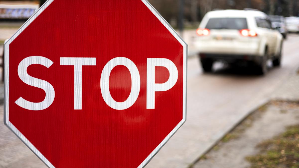 stop-sign-city_28347400
