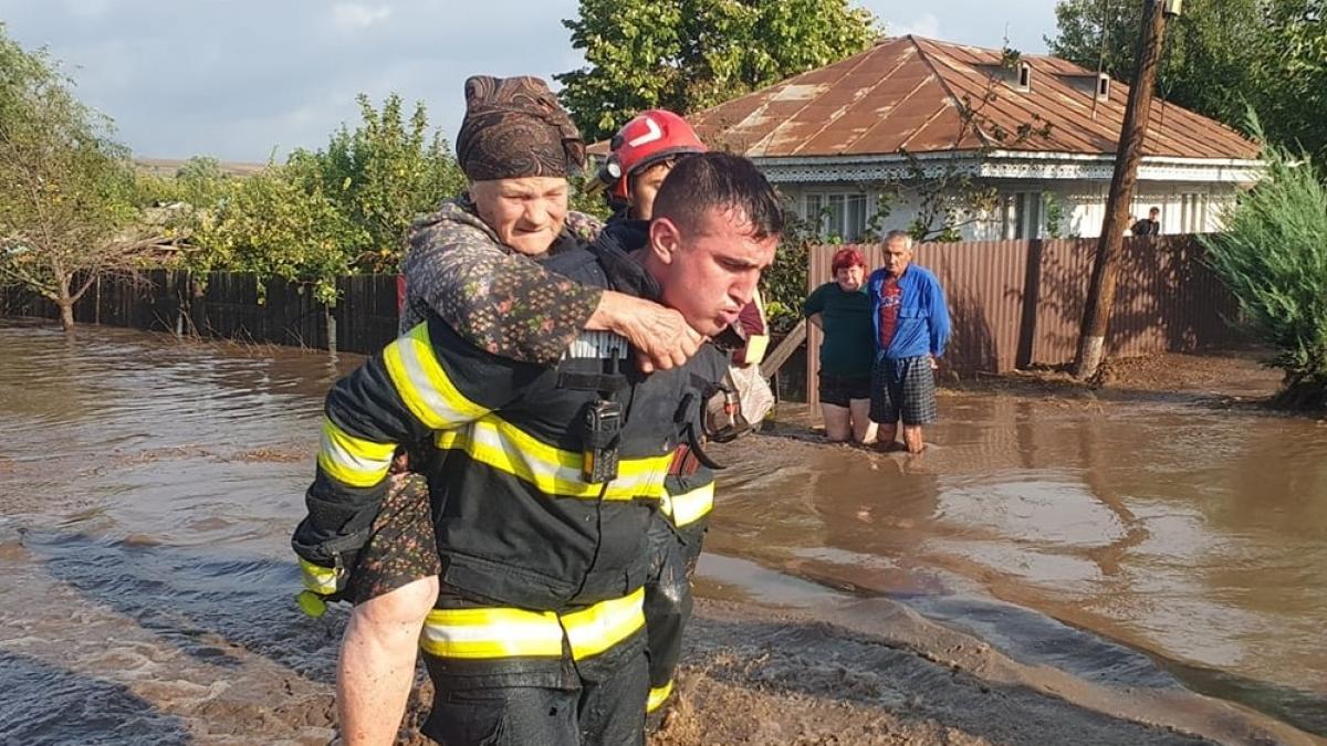 Premierul Ciolacu, în zona inundațiilor: Prioritatea este salvarea de vieți omenești 