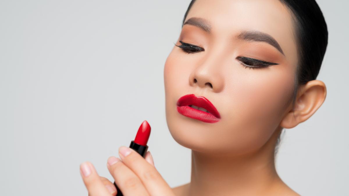 portrait-beautiful-asian-woman-with-lipstick-hand_01260800