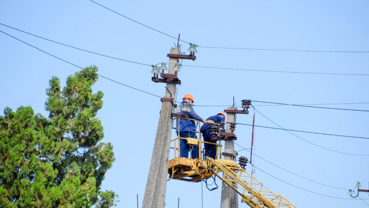 stalp-muncitori-energie-electrica_79300400