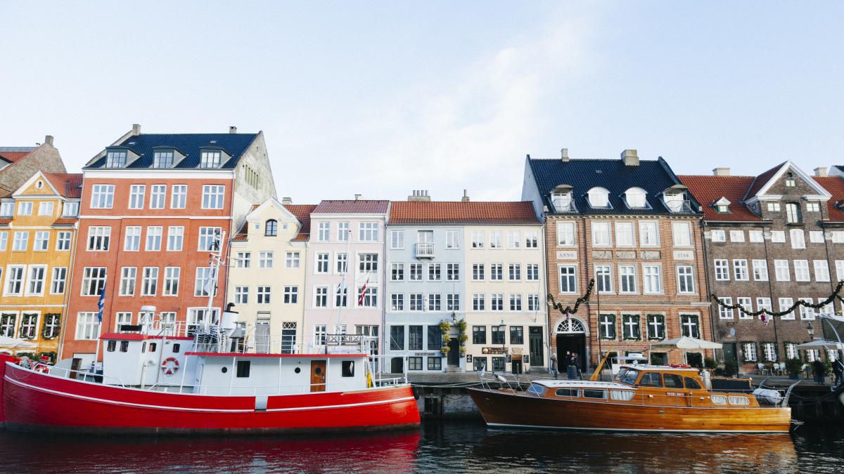 colorful-boats-old-city-buildings_29341700