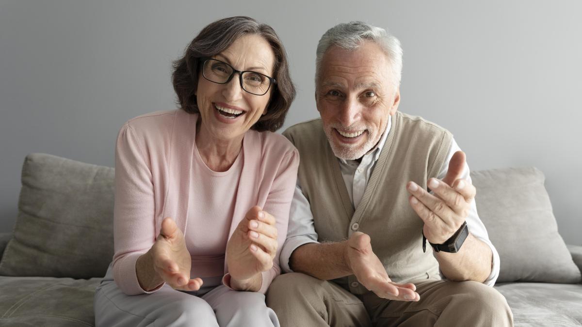 medium-shot-senior-couple-couch_41449500