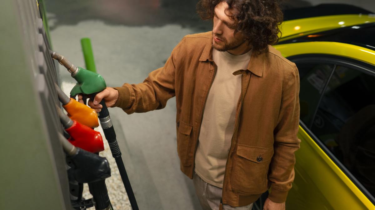 high-angle-man-gas-station_42927700