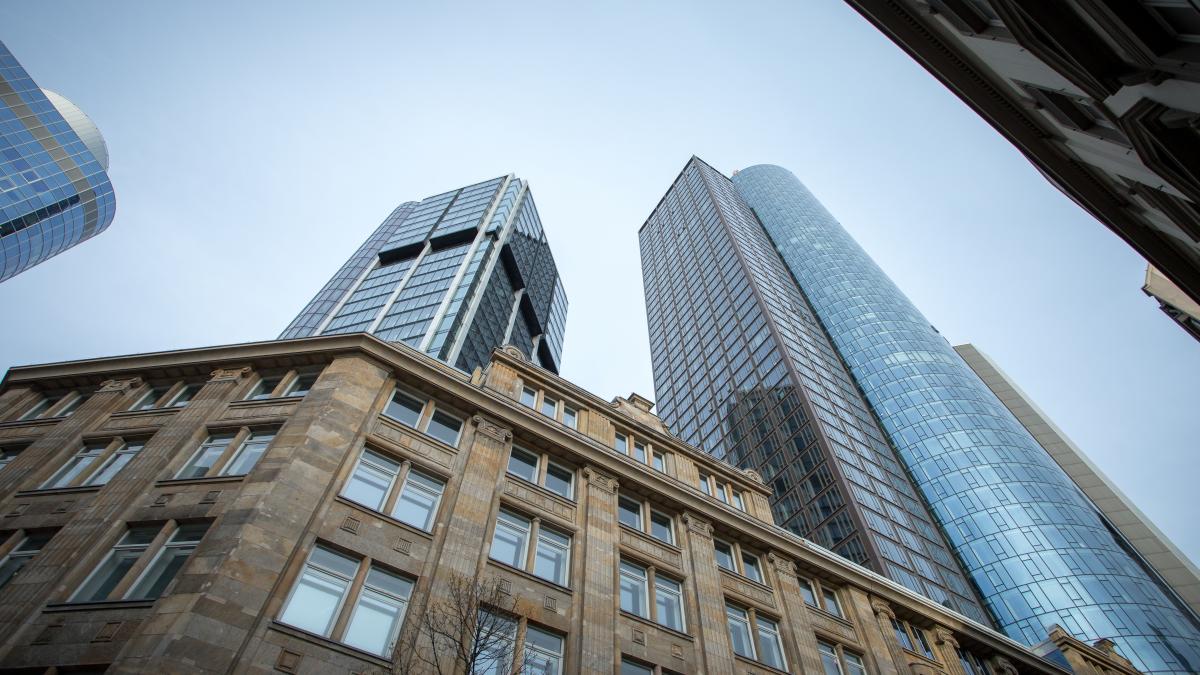 low-angle-shot-high-rise-skyscrapers-clear-sky-frankfurt-germany_12059300