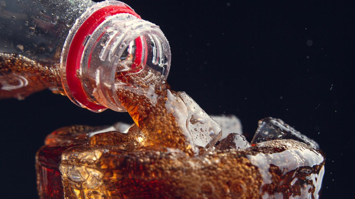 serving-cola-from-bottle-glass-full-ice_61035900